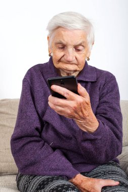 Cep telefonu üzerinde konuşurken bir üst düzey kadın fotoğrafı
