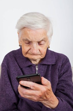 Cep telefonu üzerinde konuşurken bir üst düzey kadın fotoğrafı