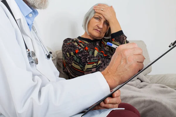 Läkare Med Urklipp Diagnostisera Äldre Patienter Hemmet — Stockfoto