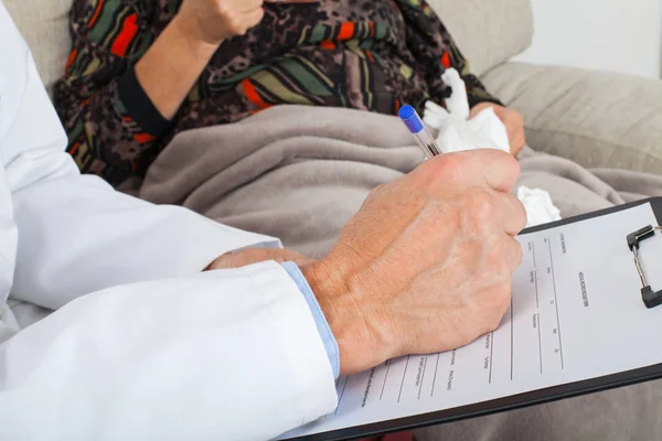 家庭で高齢者患者の診断のクリップボードと医師 — ストック写真
