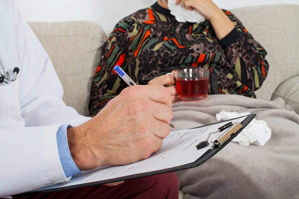 Médico Con Portapapeles Diagnosticando Pacientes Ancianos Casa — Foto de Stock