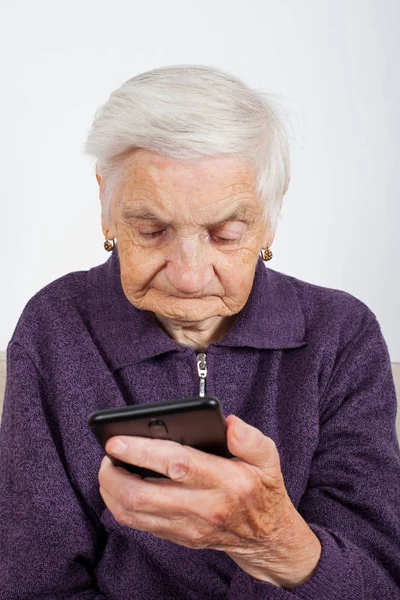 Фото Пожилой Женщины Разговаривающей Мобильному Телефону — стоковое фото