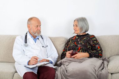 Doktor bir yaşlı hastalarda evde teşhis Pano ile