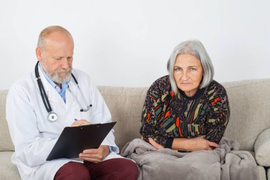 Doktor bir yaşlı hastalarda evde teşhis Pano ile