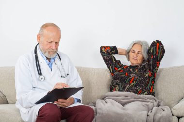 Doktor bir yaşlı hastalarda evde teşhis Pano ile