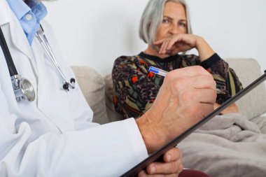 Doktor bir yaşlı hastalarda evde teşhis Pano ile