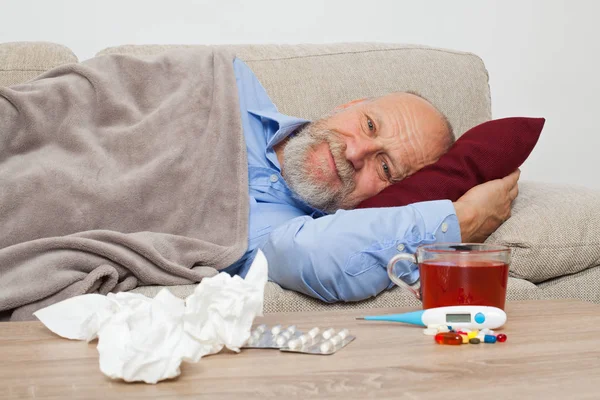 Malade Homme Âgé Couché Sur Canapé Maison — Photo