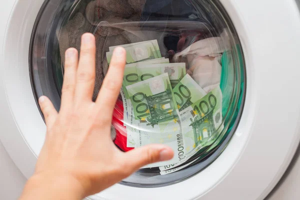 Massa Pengar Fast Tvättmaskinen Man Försöker Öppna Dörren — Stockfoto
