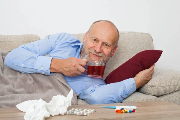 Nemocný Senior Mužský Pacient Leží Gauči Doma — Stock fotografie
