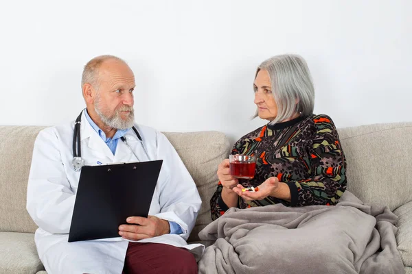 Doktor bir yaşlı hastalarda evde teşhis Pano ile