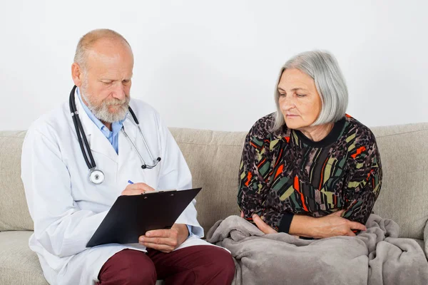 Läkare Med Urklipp Diagnostisera Äldre Patienter Hemmet — Stockfoto