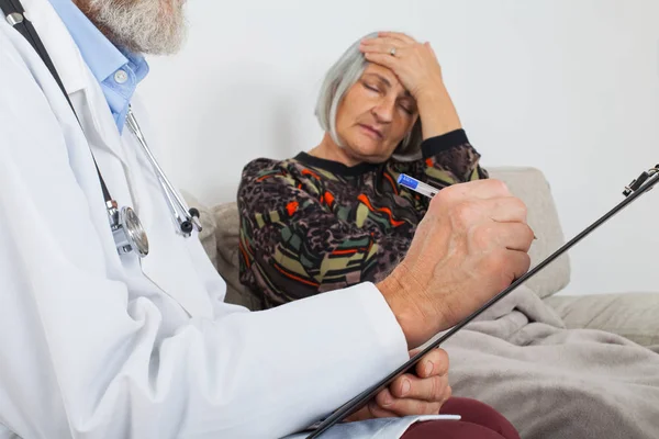 Läkare Med Urklipp Diagnostisera Äldre Patienter Hemmet — Stockfoto