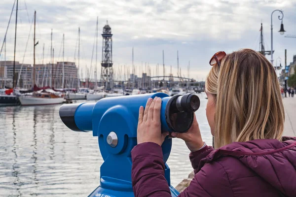 Junge Blonde Frau Blickt Ferngläser Hafen Von Barcelona Katalonien Meeresküste — Stockfoto
