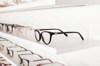 Fotoğrafı düzeltici göz gözlük bir optik mağazada kapatın