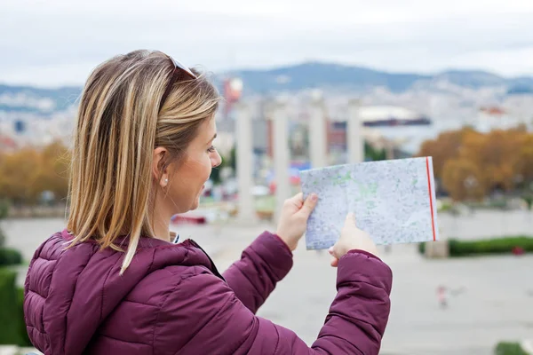 Charmante Touristin Auf Der Suche Nach Der Richtigen Richtung Stadtplan — Stockfoto