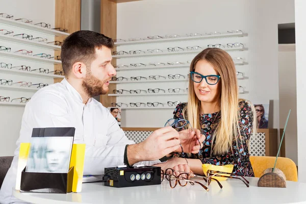 Amistoso Oftalmólogo Masculino Eligiendo Marco Gafas Para Hermosa Mujer Joven — Foto de Stock