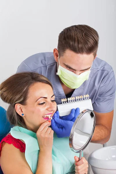 Dental Skugga Bestämning Med Skugga Guide Kvinnlig Patient Bär Rosa — Stockfoto