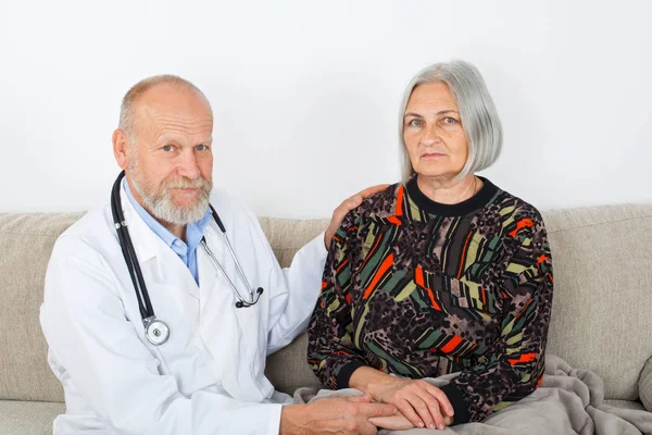 Äldre Manlig Läkare Undersöka Senior Kvinna Sitter Soffan Säsongsinfluensa Hemtjänst — Stockfoto