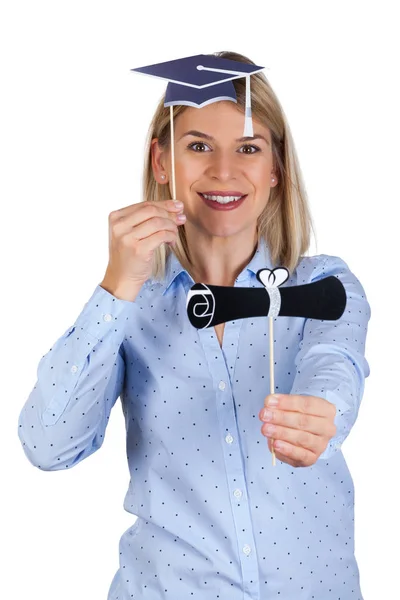 Usměvavá Mladá Žena Formální Oblečení Drží Vysokoškolský Diplom Klobouk Izolované — Stock fotografie