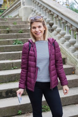 Kameranın, Barcelona, İspanya - şehir seyahatleri Kasım ayında gülümseyen güzel ve genç birbayan. Kadın turist