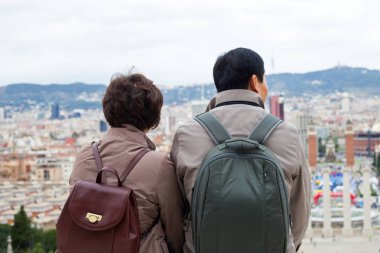 Barselona şehir panorama Ulusal Sanat Müzesi - arkadan görünüm üzerinden hayran orta yaşlı çift