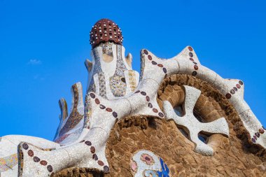 Antoni Gaudi - ünlü modern ressam, Barcelona tarafından tasarlanan Park Güell'ın girişinde güzel bina