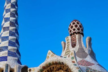 Antoni Gaudi - ünlü modern ressam, Barcelona tarafından tasarlanan Park Güell'ın girişinde güzel bina