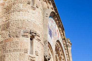 Roma-Katolik Bazilikası, Barcelona, İspanya - mavi gökyüzü karşı Gotik mimarisi