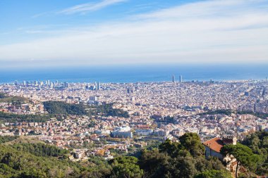 Barcelona, güzel parlak gökyüzü ve Akdeniz'in panoramik resim