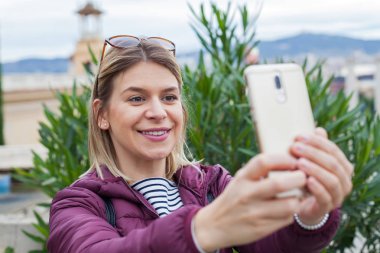 Barselona - şehir seyahatleri Kasım ayında bir selfie alarak genç neşeli kadın. seyahat etmek fotoğraf, gülümseyen kadın