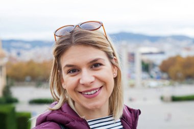 Kameranın, Barcelona, İspanya - şehir seyahatleri Kasım ayında gülümseyen güzel ve genç birbayan. Kadın turist