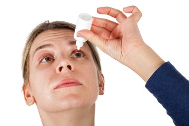 Arpacık izole arka plan üzerinde tıbbi damla kullanarak üst göz kapağı üzerinde kadınla