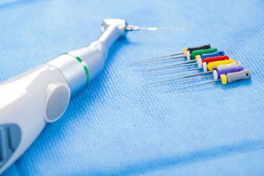 Diş matkap ve iğneler resmi kadar kapatın. Mavi aseptik peçete Endodontik yordam araçları