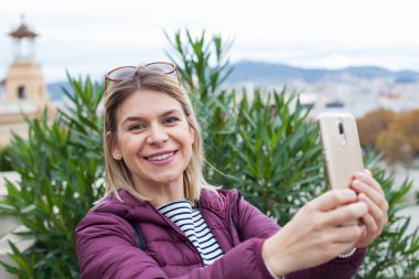 Barselona - şehir seyahatleri Kasım ayında bir selfie alarak genç neşeli kadın. seyahat etmek fotoğraf, gülümseyen kadın