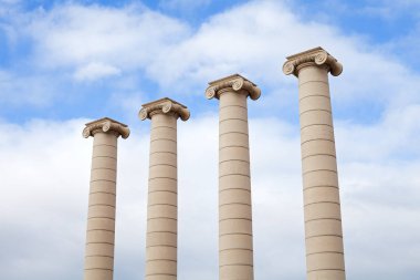 Mermer kule heykeller karşı bulutlu blue sky adlı Placa España'nın, Barcelona, İspanya