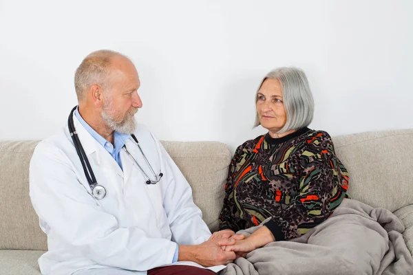 Yaşlı erkek kanepede - mevsimsel grip, evde bakım oturan muayene kadın kıdemli doktor