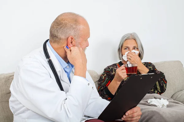 Äldre Manlig Läkare Undersöka Senior Kvinna Sitter Soffan Säsongsinfluensa Hemtjänst — Stockfoto