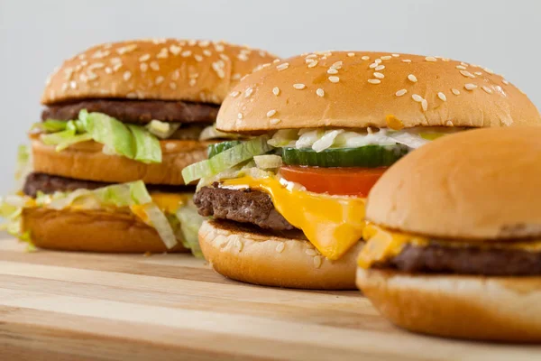 Drei Verschiedene Arten Und Größen Köstlicher Burger Auf Einem Holzbrett — Stockfoto