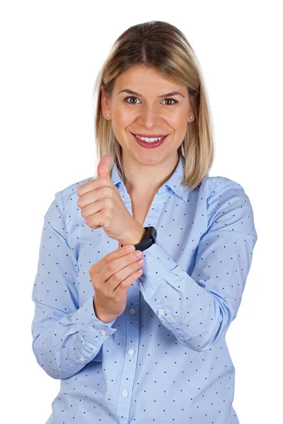 Atraktivní Mladá Žena Nosí Černé Xiaomi Band Zápěstí Usmívající Kameru — Stock fotografie