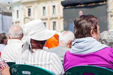 İnsan şehir merkezi Kaloşvar, Transilvanya bir yaz gününde açık bir gösterisinde İZLİYOR arkadan görünüm