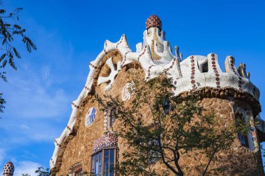 Antoni Gaudi - ünlü modern ressam, Barcelona tarafından tasarlanan Park Güell'ın girişinde güzel bina