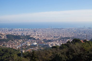 Barcelona, güzel parlak gökyüzü ve Akdeniz'in panoramik resim