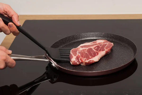 Zavřít Obrázek Krásné Syrové Vepřový Steak Non Stick Pánev Indukční — Stock fotografie