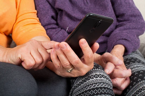 Imagen Una Mano Mujer Mayor Usando Smartphone — Foto de Stock