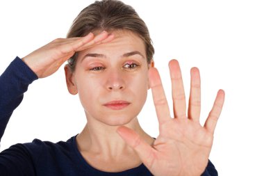 Genç erkek chalazion - üst göz kapağı iltihabı acı. viral enfeksiyon. Kameraya izole arıyorsunuz