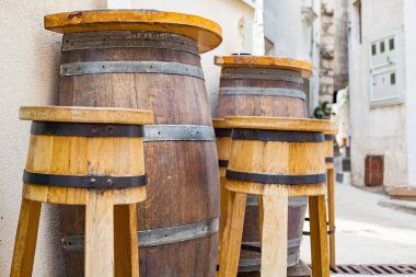 Yaratıcı masa ve sandalye, yaz aylarında bir şarap bistro terasta Krk Old Town, Hırvatistan