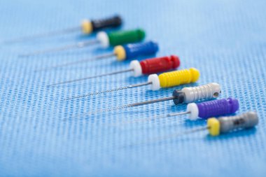 Renkli steril Endodontik dosyaları makro resmi