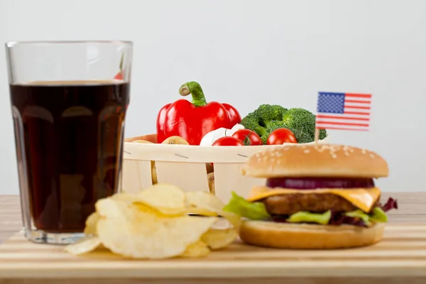Lahodné Cheeseburger Hovězí Maso Čedar Hlávkový Salát Boční Bramborové Lupínky — Stock fotografie