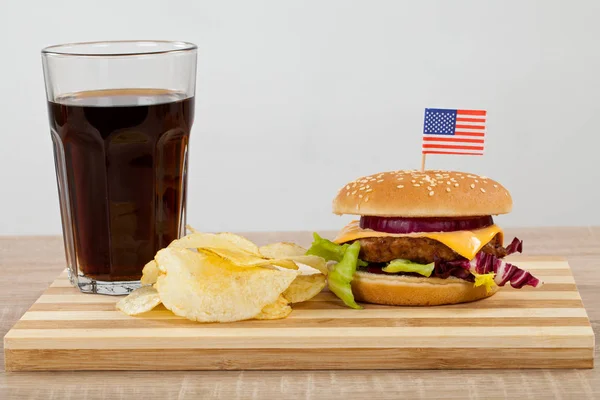 Smacznego Cheeseburger Wołowiny Cheddar Sałata Boku Chipsy Szklankę Napoju Coca — Zdjęcie stockowe