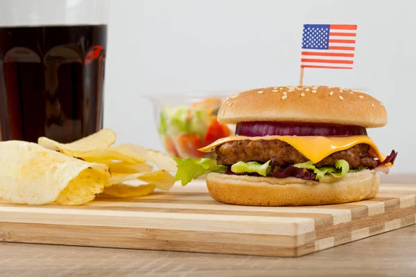 Smacznego Cheeseburger Wołowiny Cheddar Sałata Boku Chipsy Szklankę Napoju Coca — Zdjęcie stockowe